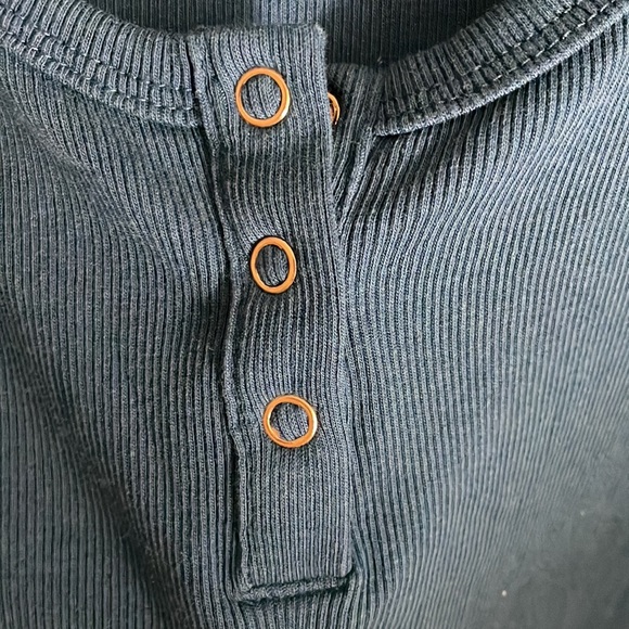 Women’s form flattering, button detail, Guess top - Picture 5 of 5